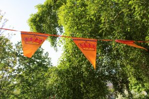 Orange Flaggen am Königstag