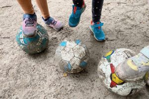 Kinder beim Fußball spielen