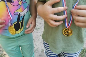 Kinder mit Medaillen beim Sport